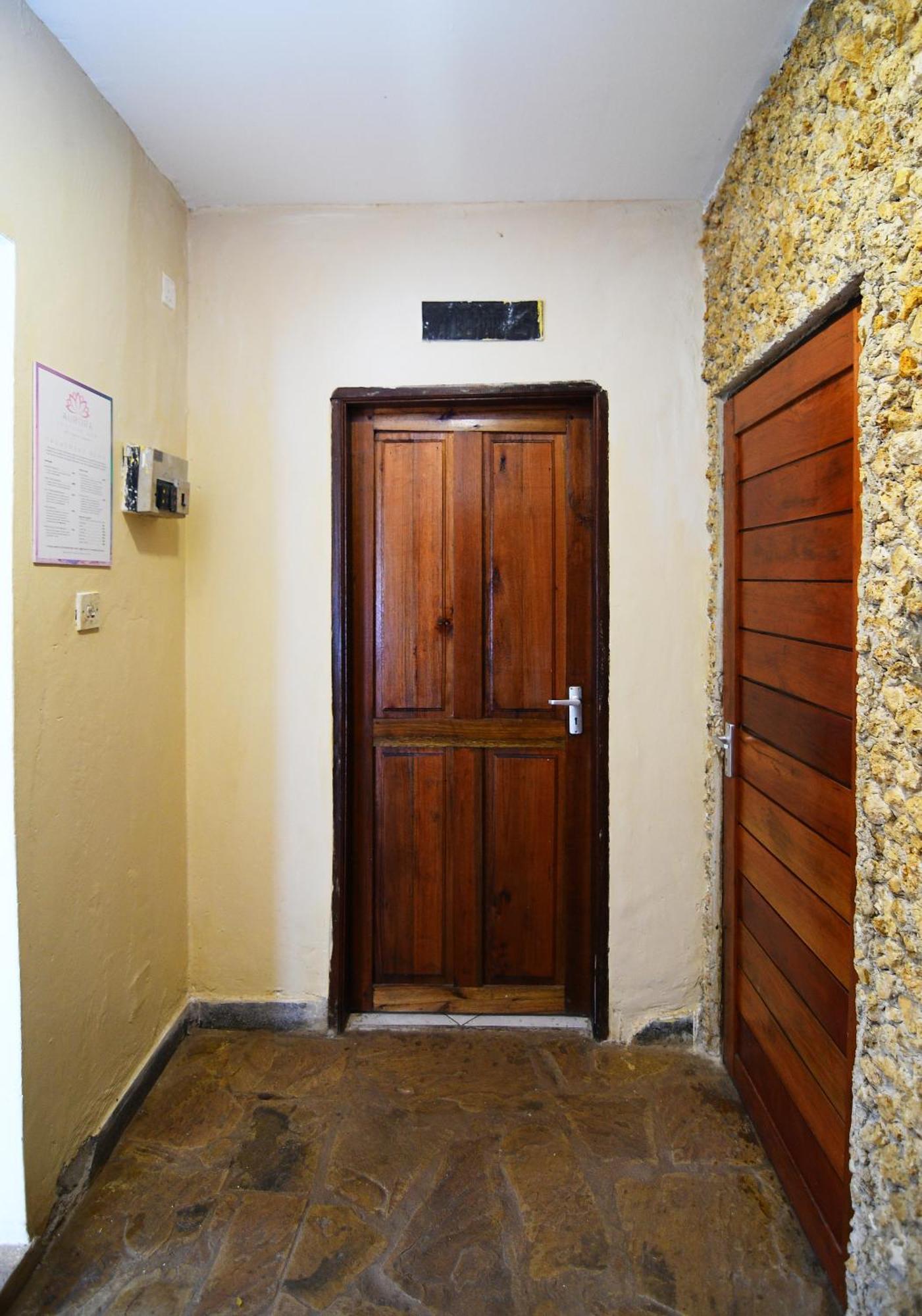 Tulia House Backpackers Hostel Mombasa Bagian luar foto